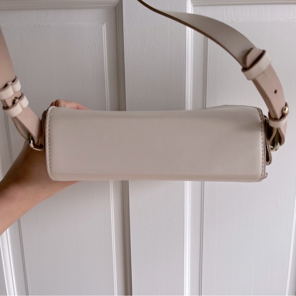 Cream Shoulder Bag with Golden Metal Clasp - Picture 6 of 16